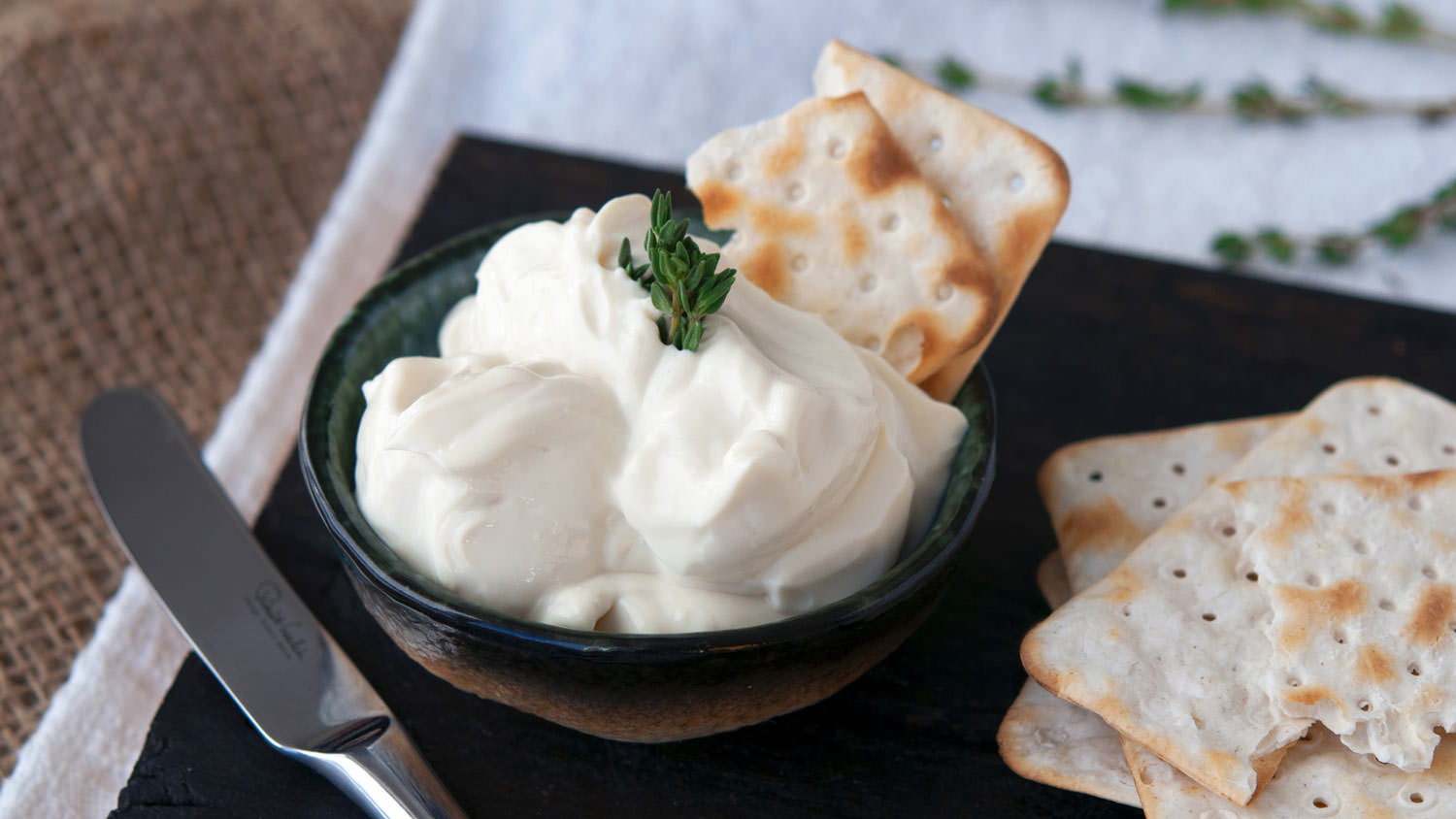 Домашний крем сыр. Сыр Cream Cheese. Крем с плавленым сливочным сыром. Сыры со сливками. Сливочный сыр для крема.